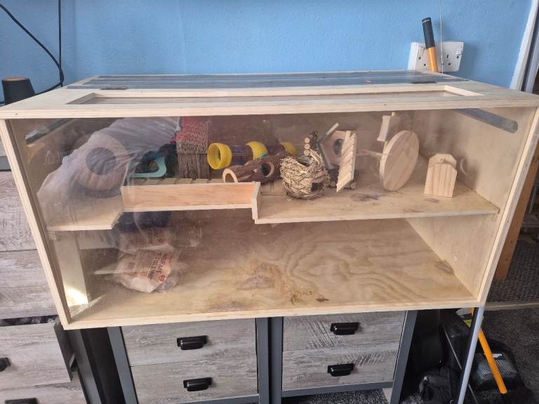 Small indoor animal hutch
