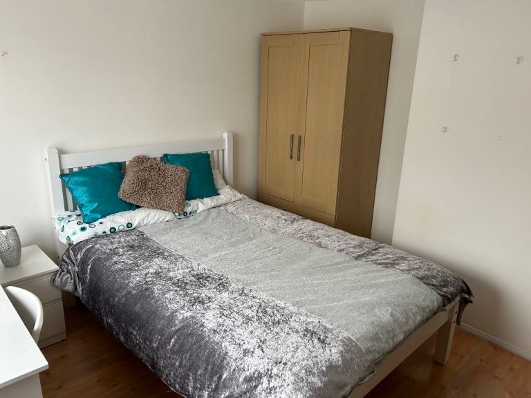 Room nr Edgware and cannons park tube