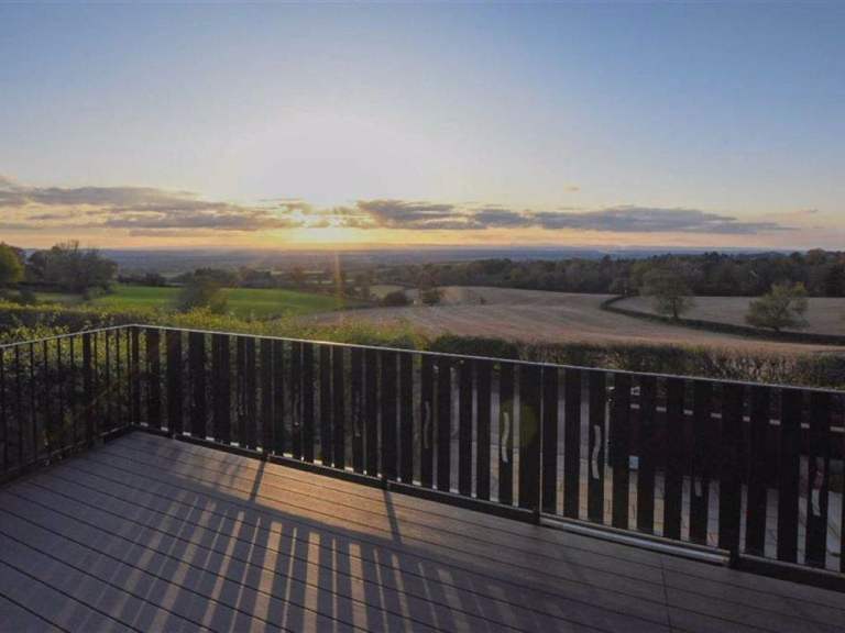 Tarporley, Utkinton village - 4 bed detached country house - For rent.