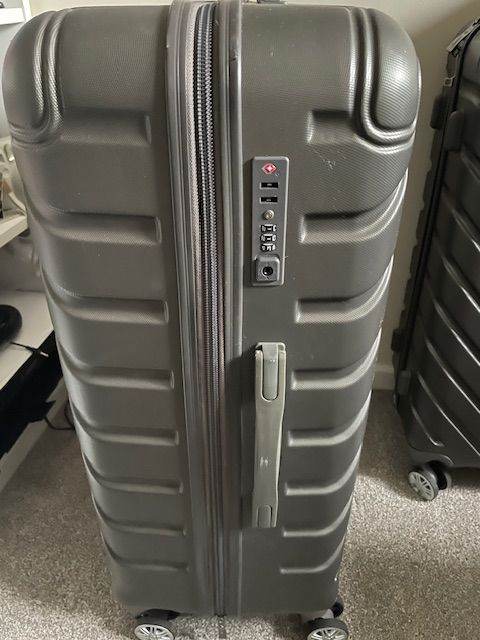 2x Large Hard Shell Suitcases – Excellent Condition – Matching Set – Grey