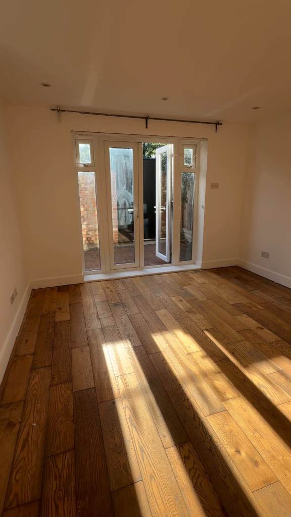 OFFICE/STUDIO TO RENT IN COTSWOLD GARDENS NW2 