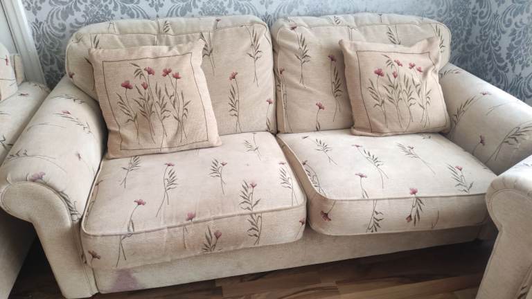 Free to collect 3 piece suite 