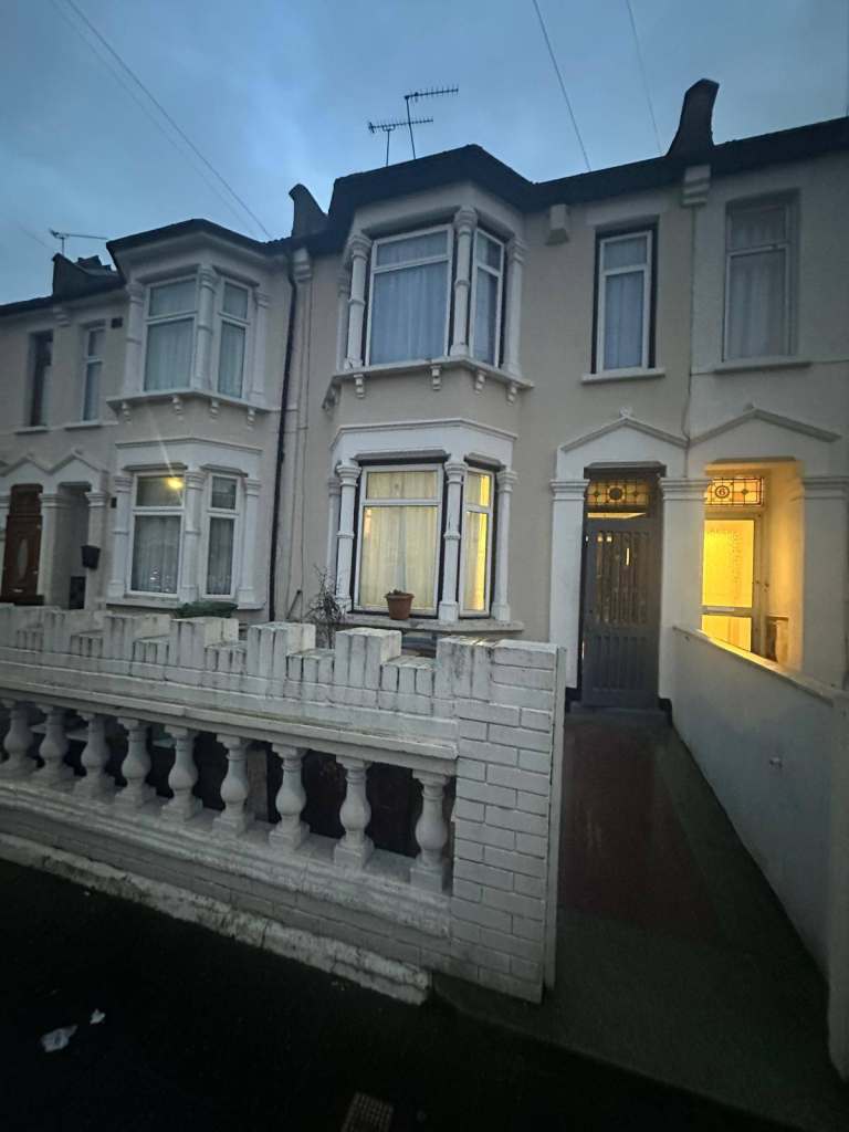 Spacious 4/5 Bedroom House Available To Let On Somerby Road Barking (IG11 9XH)