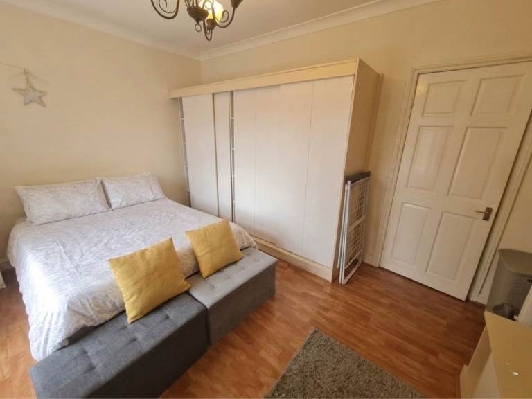 Spacious Room Available–All Bills Included–Altrincham WA15