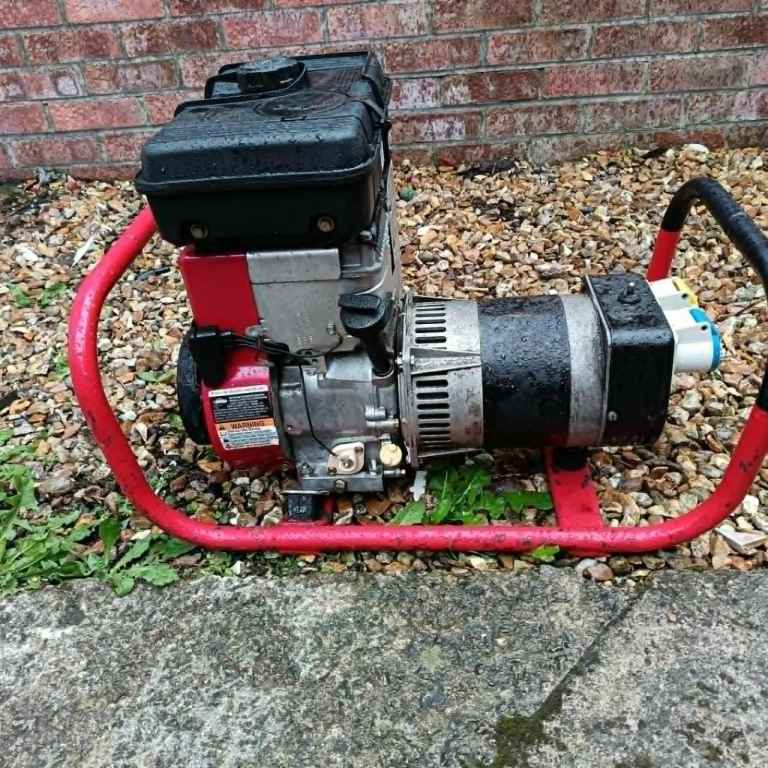 Generator 230/115 Volt, 2.5Kw Briggs & Stratton Engine