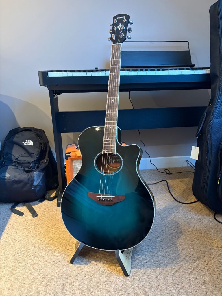 Yamaha electro-acoustic with gig bag