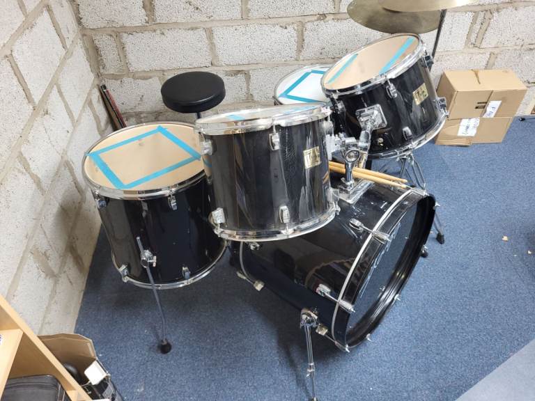 Stagg Drum kit in black - beginners 