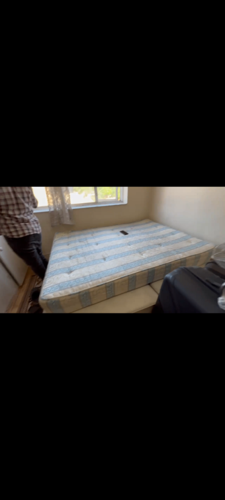 Two sharing room availabe to let 