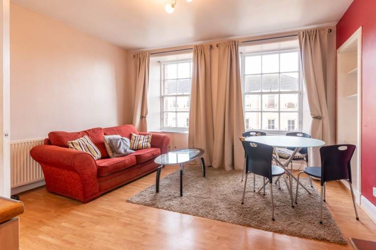 Delightful, 2nd floor, 1 bedroom, furnished flat off Ferry Road – available January