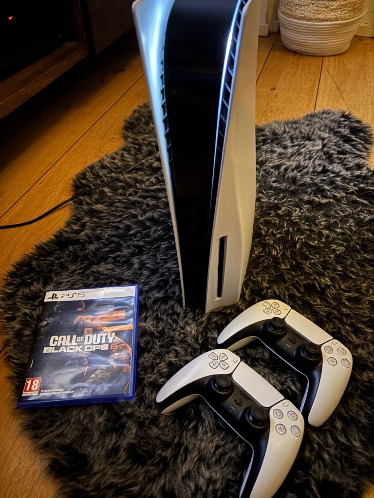 PS5 825GB Disk 2 Controllers 2 Games