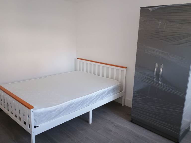 A self contained 2 bedroom Flat to rent with modern kitchen and shower room.