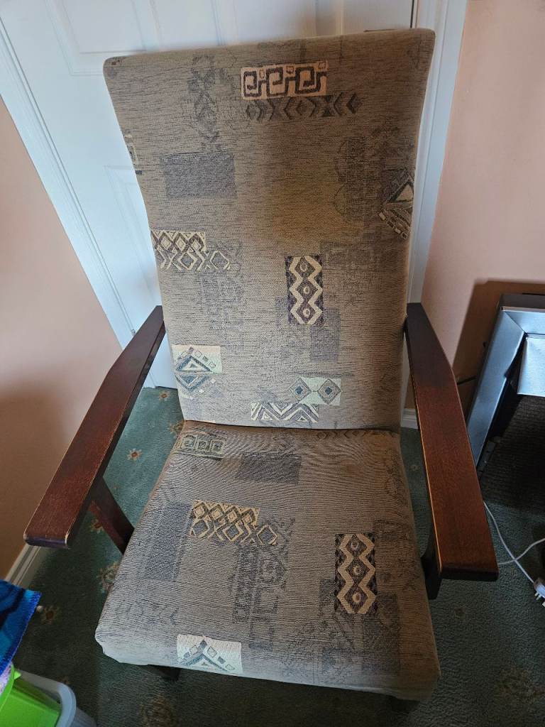 Comfortable Armchair with Wooden Arms – Good Condition