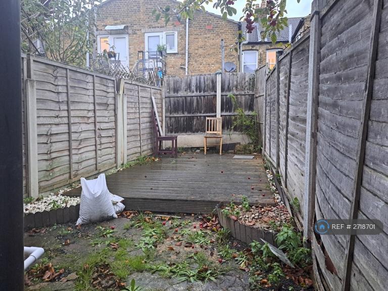 1 bedroom flat in Cambus Road, London, E16 (1 bed) (#2718701)