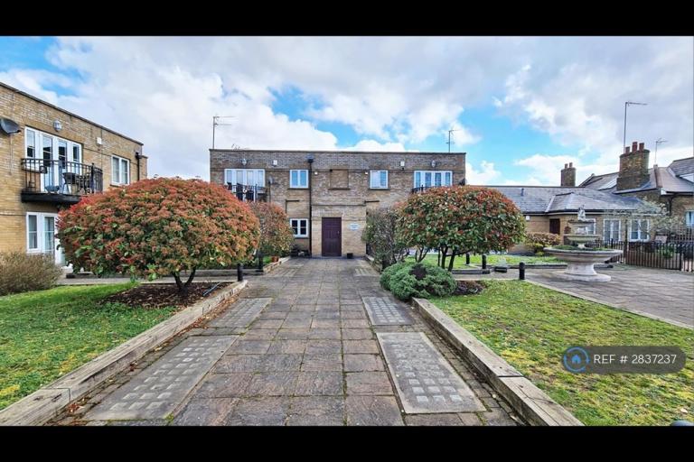 2 bedroom flat in Fontaine Court, London, N14 (2 bed) (#2837237)