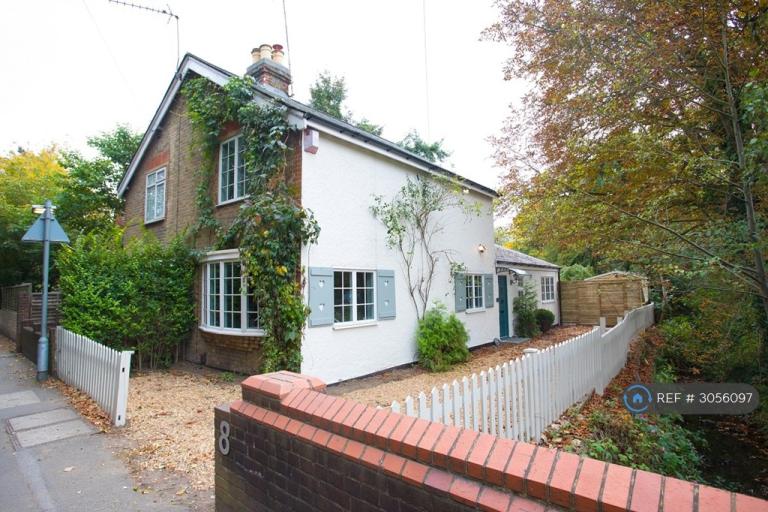 2 bedroom house in Hare Lane, Claygate, KT10 (2 bed) (#3056097)