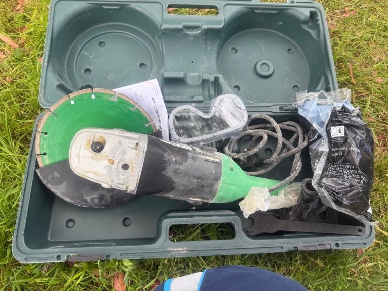 Hitachi 230mm 9" Angle Grinder Disc Cutter with Case & Blade – Used