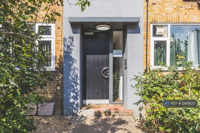 2 bedroom flat in Crescent House, London, SW20 (2 bed) (#2951800)