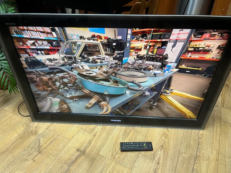 Toshiba 42 inch  TV with Remote