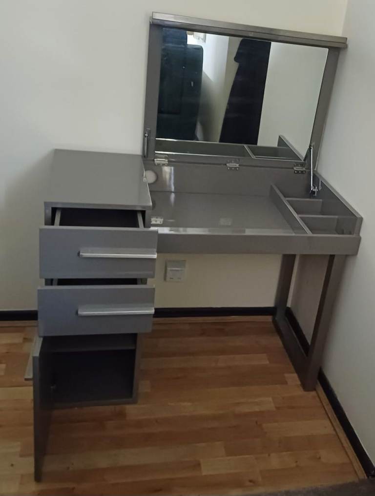High gloss dressing table