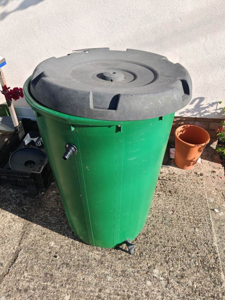 Large 200 litres water butt with tap and lid in Good condition 