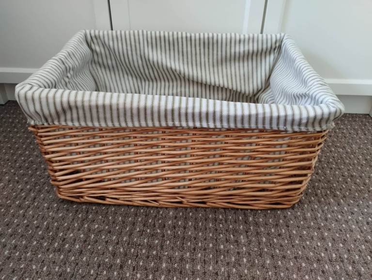 Extra Large Willow Wicker Rattan Storage/ Hamper Basket with Lining in very good clean condition