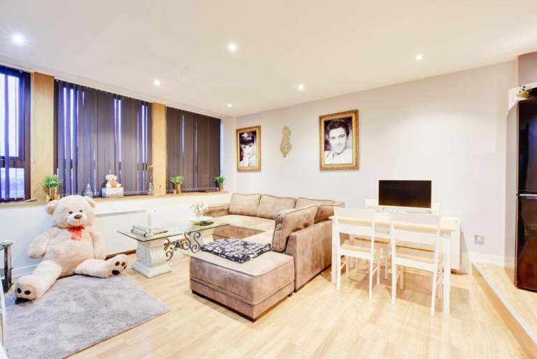 2 bed flat with secure parking space 