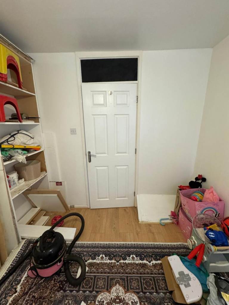 Box room is available for single person in lu2 area 