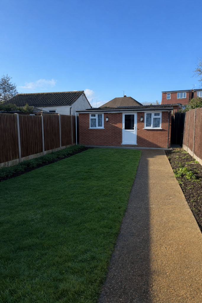 1 bed flat £1100 all bills included Heathrow/bedfont 