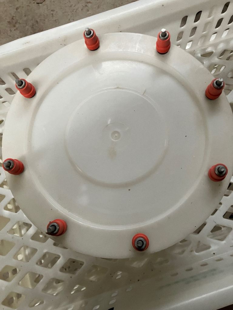 Bucket nipple drinkers