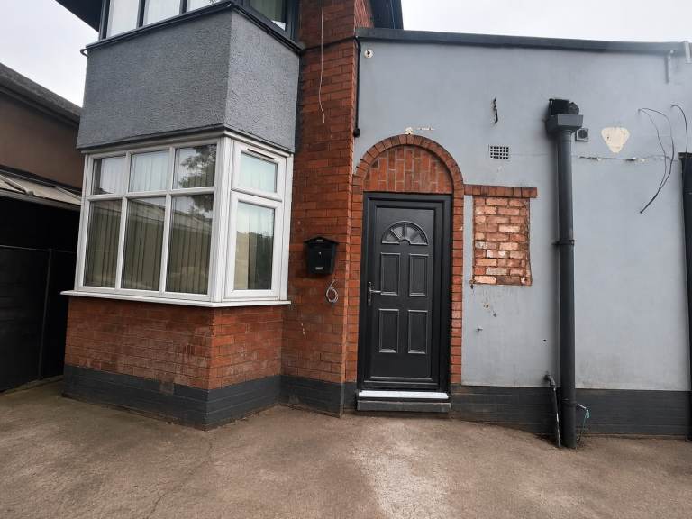 **WARWICK ROAD**THREE BEDROOM FLAT TO LET**THREE ENSUITES**SPACIOUS & NEWLY REFURBISHED **CALL NOW**