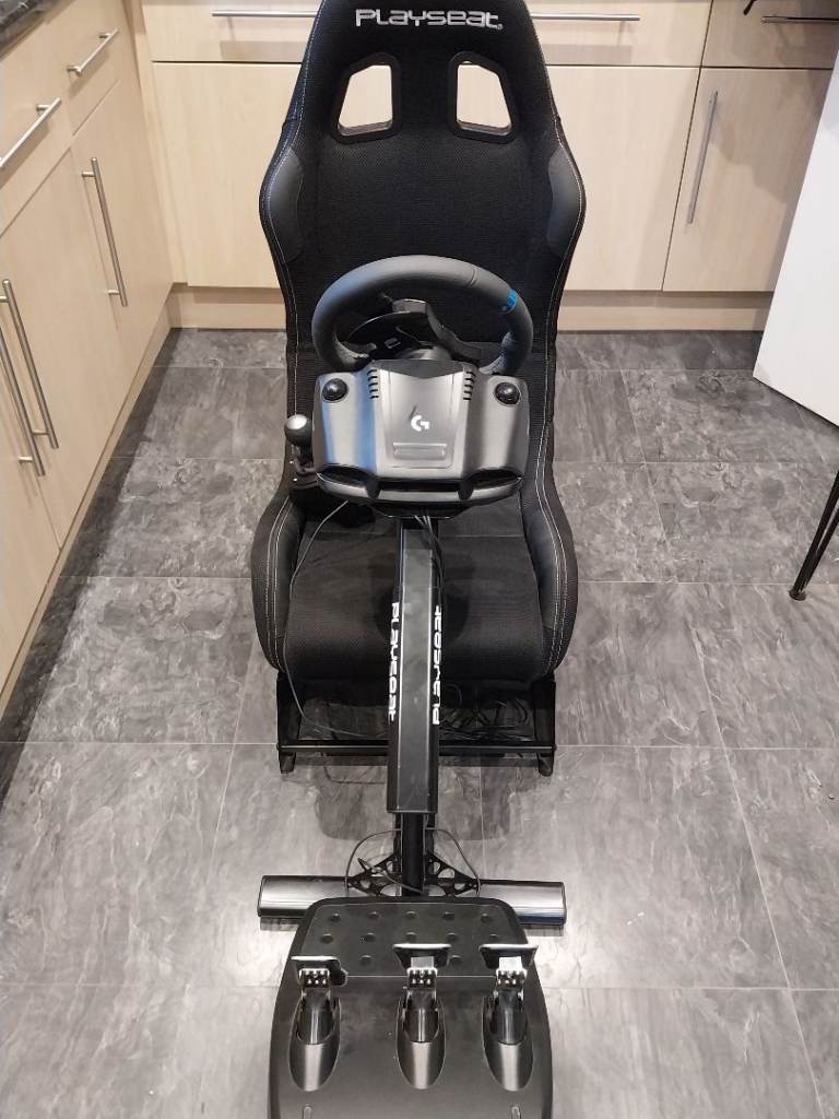 Logitech G923 Xbox/PC  Steering Wheel with Pedals and Gear Shifter And Play Seat