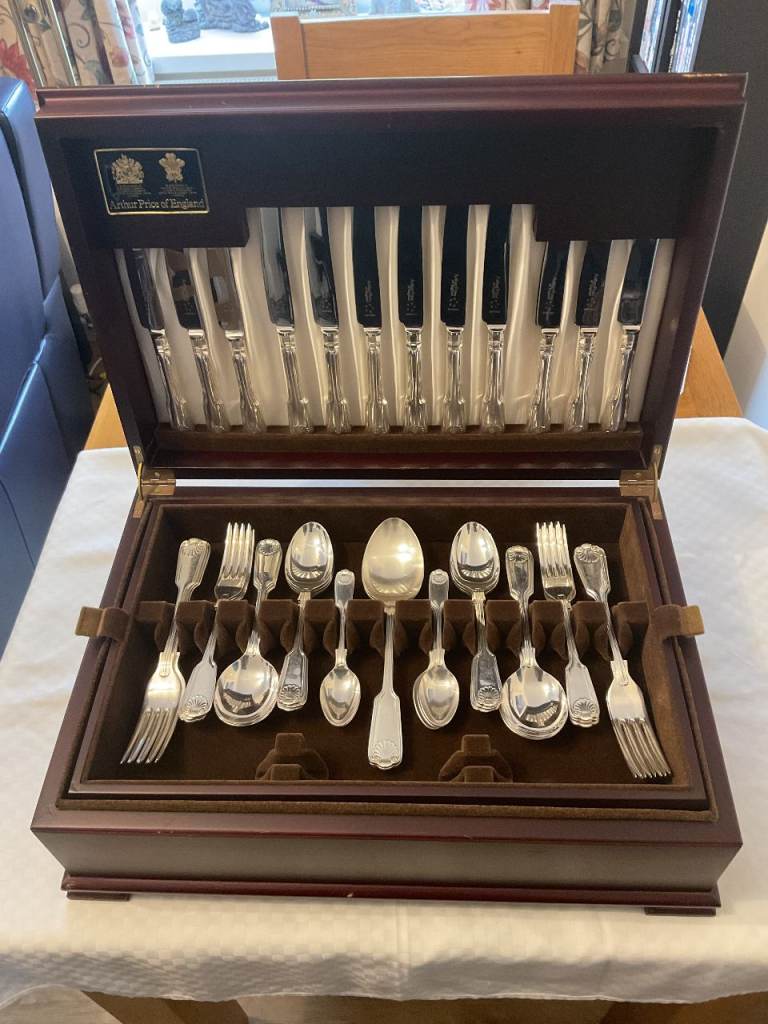 Arthur Price Canteen of Cutlery Fiddle Thread & Shell Sovereign Design