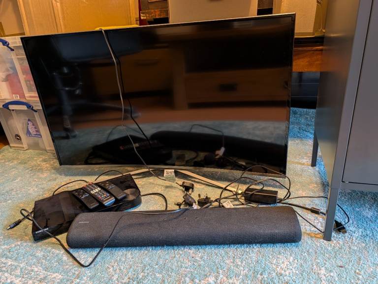 Samsung 43” Curved TV + Blu-ray 3D Player + Soundbar Bundle – £120 ono