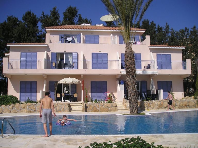 PAPHOS SELF-CATERING POOLSIDE VILLA APARTMENT TO RENT FOR HOLIDAYS IN CYPRUS LONG-TERM WINTER LETS