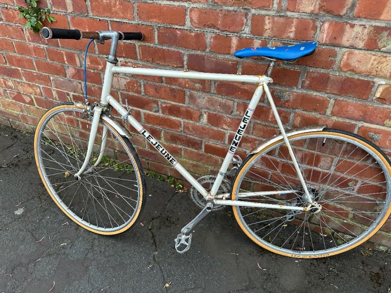 10 Speed Racer bike. 23.5” frame. New tires. 