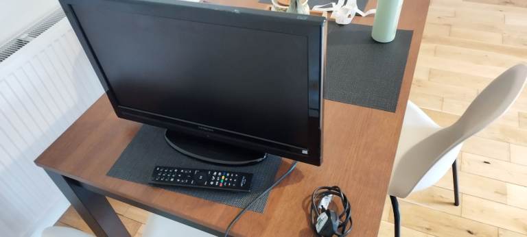 Hitachi 22" LCD TV + Remote + Stand – £45