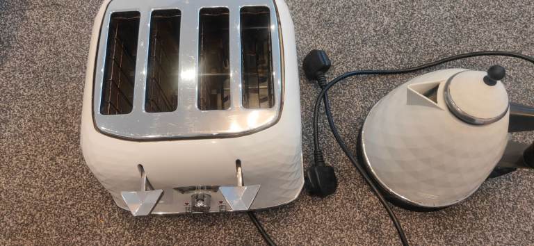 Delonghi toaster and kettle 