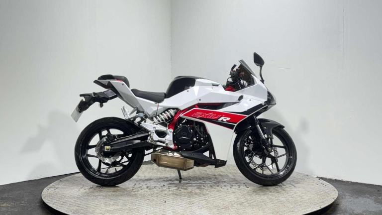 Hyosung GD 2016 ONLY 1K VERY CLEAN LIGHT WEIGHT SPORTS BIKE 250CC NEW MOT