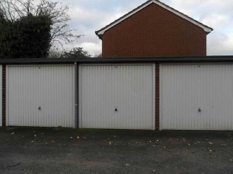 LOCK UP GARAGE TO LET IN BURTON ON TRENT