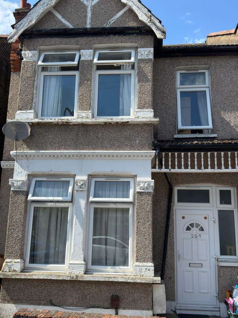 A very nice three bedroom house available Ilford, IG1
