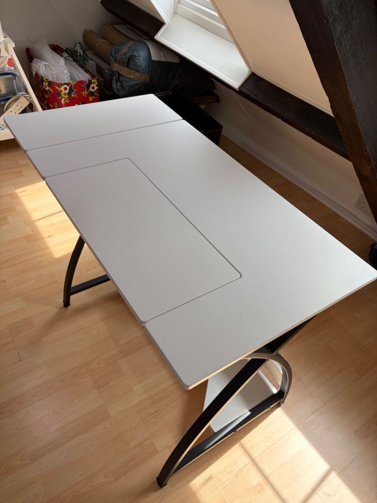 White desk/table 
