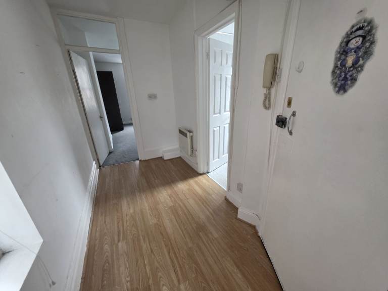 One-Bedroom Studio Flat in Desirable Area of Luton - Available Now