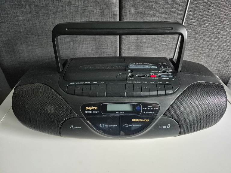 Retro Sanyo MCD-Z37 Boombox