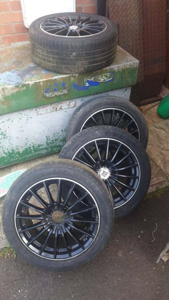 Set of 4 Black Alloy Wheels with Tyres 195,50 r 15