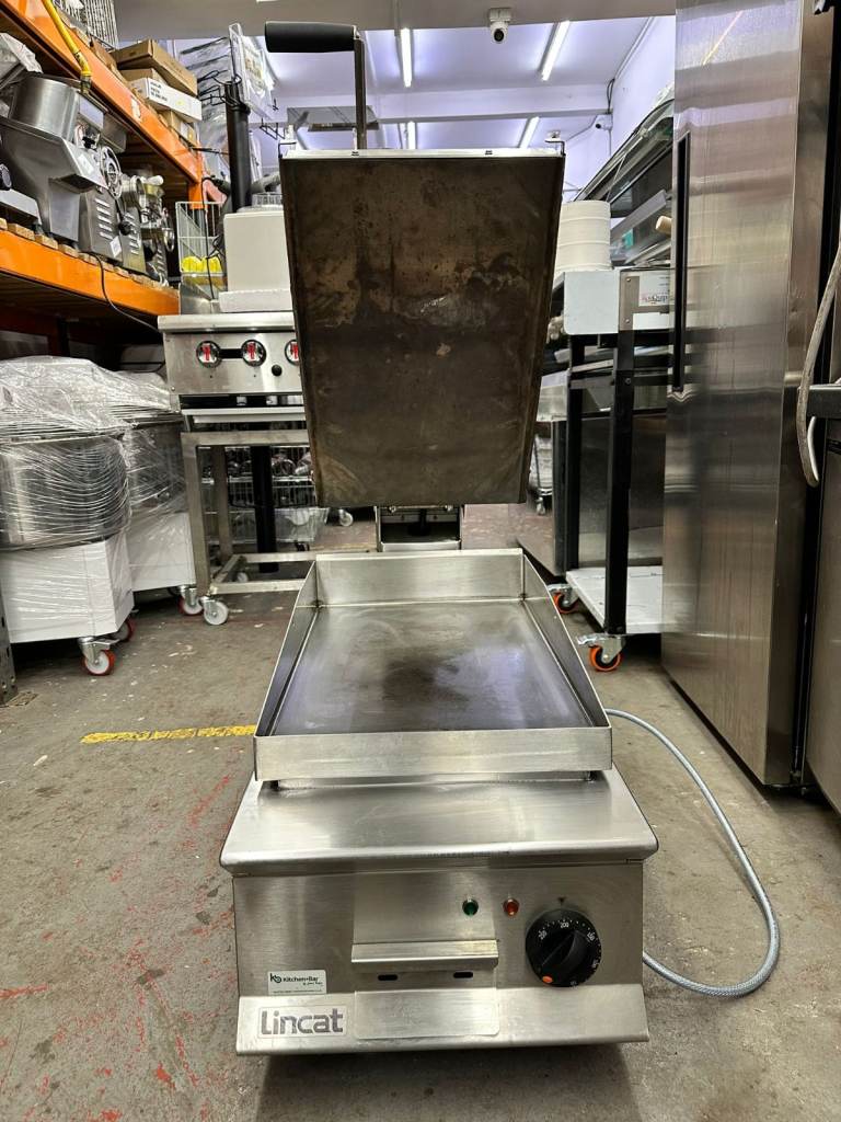 Lincat Opus 800 OE8211/R Electric Countertop Stainless Steel & Aluminium Ribbed Plate Clam Griddle