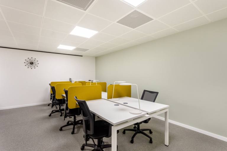 London - N4 3FU \ Coworking Space with Desks Available Now