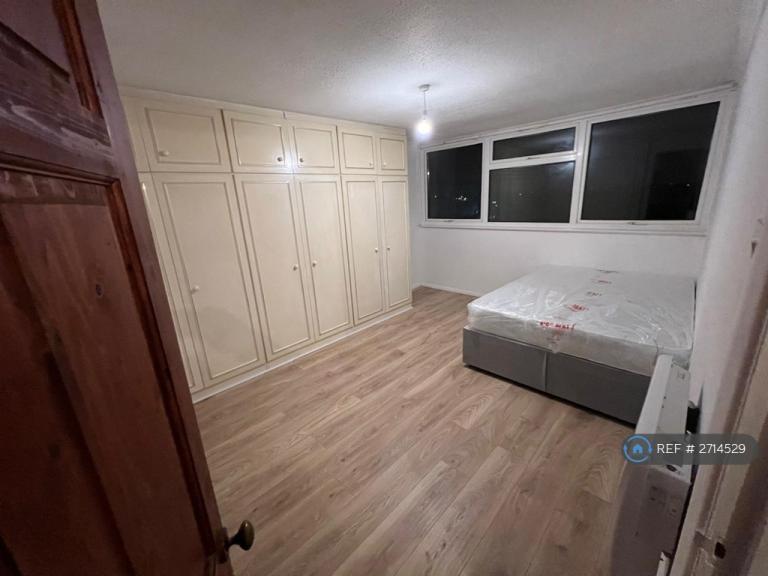 2 bedroom flat in Long Green, Chigwell, IG7 (2 bed) (#2714529)