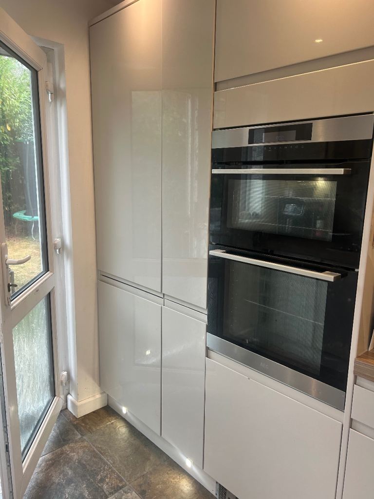 Kitchen Unit with Integrated Oven and Gloss Cabinets