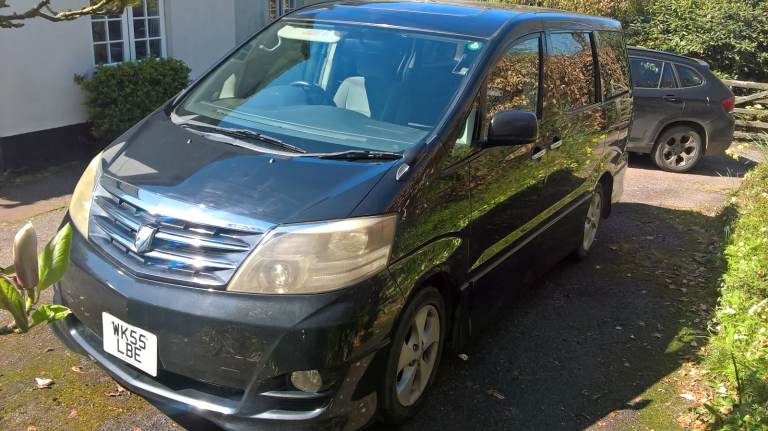 Toyota Alphard 2.4 petrol automatic. 2005 8 seat 2nd row rotates. MOT Apr2026. 86,000miles