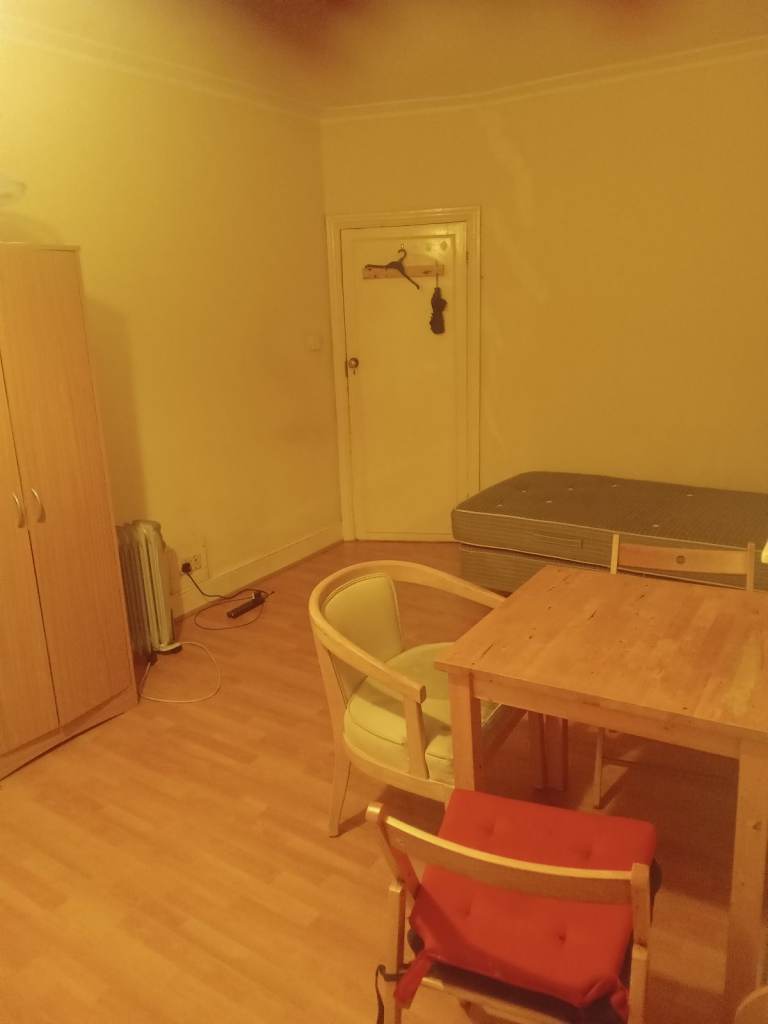 large single room in Alperton